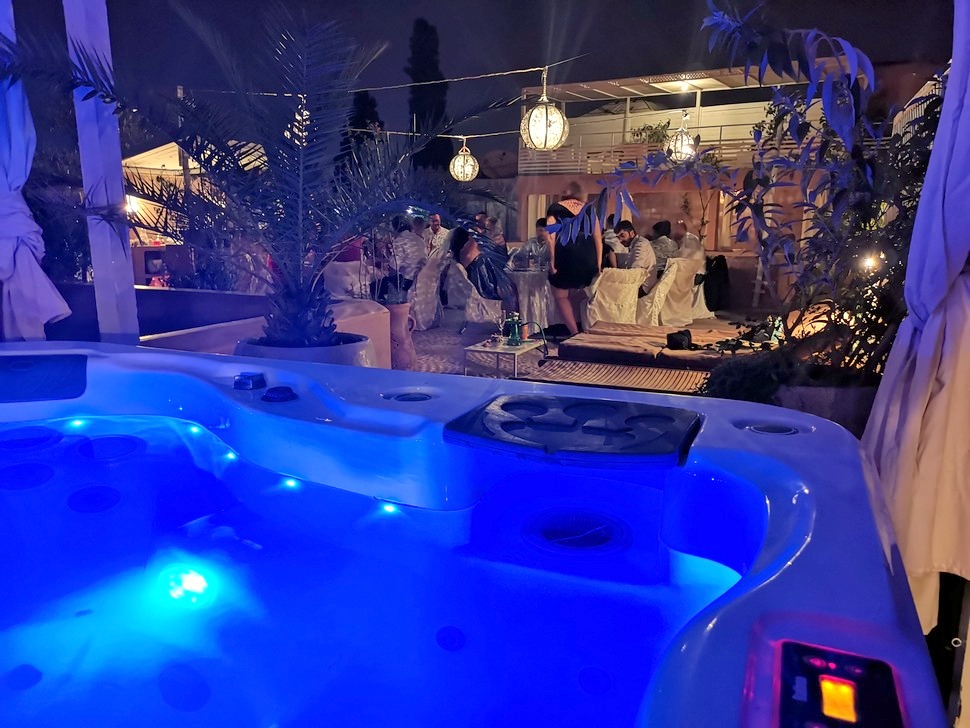 jacuzzi chauffé à 36°C sur le rooftop vue Atlas